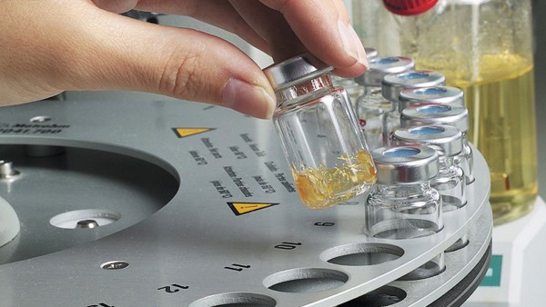 Schaeffler realiza ensayos con las grasas utilizadas en el propio laboratorio de lubricantes.