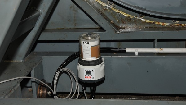Dispositivo de lubrificação CONCEPT8 da Schaeffler na base do suporte do ventilador