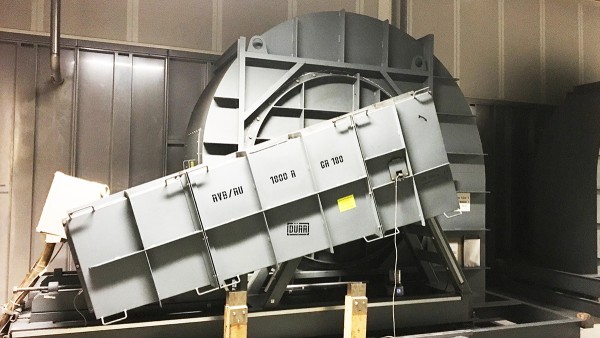 Ventilador radial acionado por correia na secção de extração de ar da oficina de pintura da fábrica da BMW