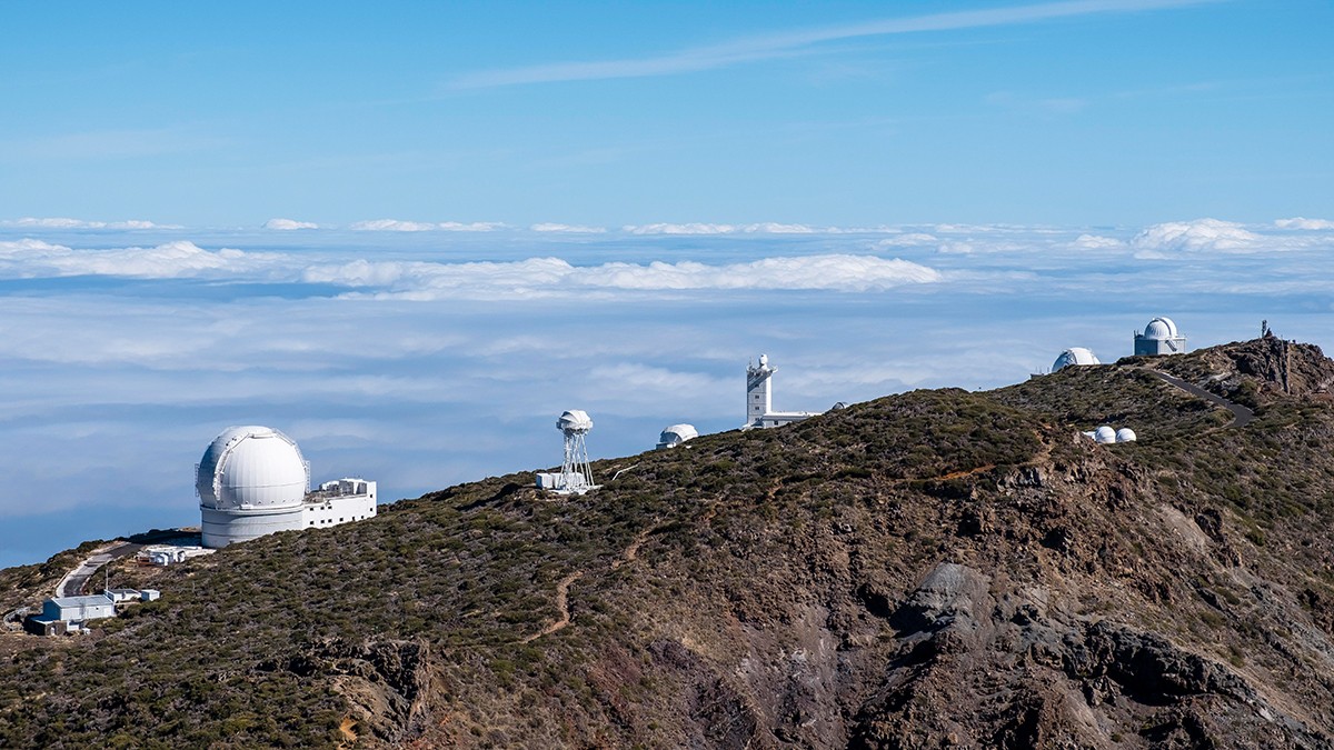 No Roque de los Muchachos, os astrónomos dispõem de diversos telescópios de grandes dimensões e de uma visão quase perfeita do espaço.